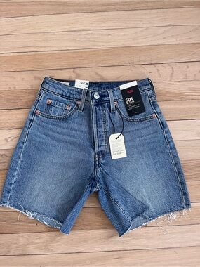 NWT! Levi’s 501 Mid Thigh Shorts, size 25, Medium Wash